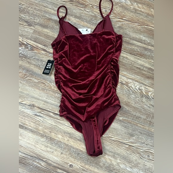 Maroon v-cut Express velvet bodysuit size small - Picture 3 of 3